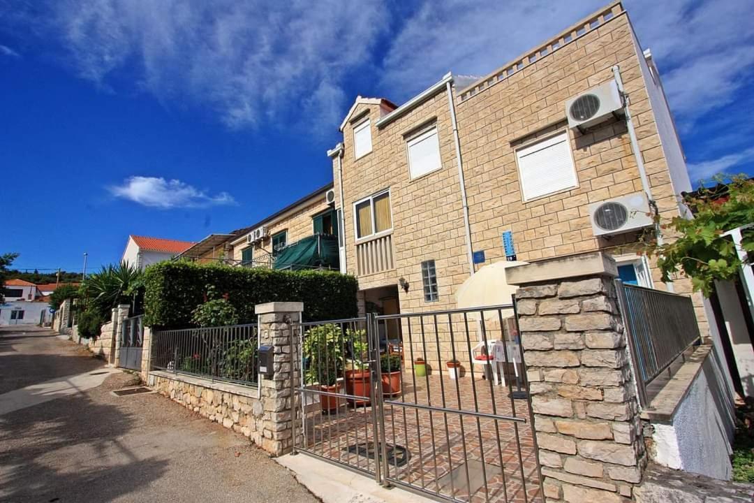 Apartment Samanta Supetar Exterior photo